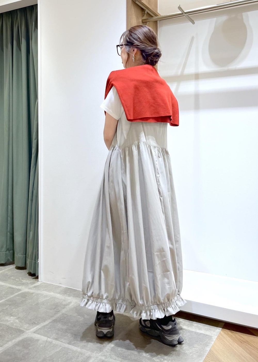 レッド系のカーディガン/ボレロ、ホワイト系のTシャツ/カットソー、グレー系のワンピースを着用したレディースの春コーディネートの5枚目の写真