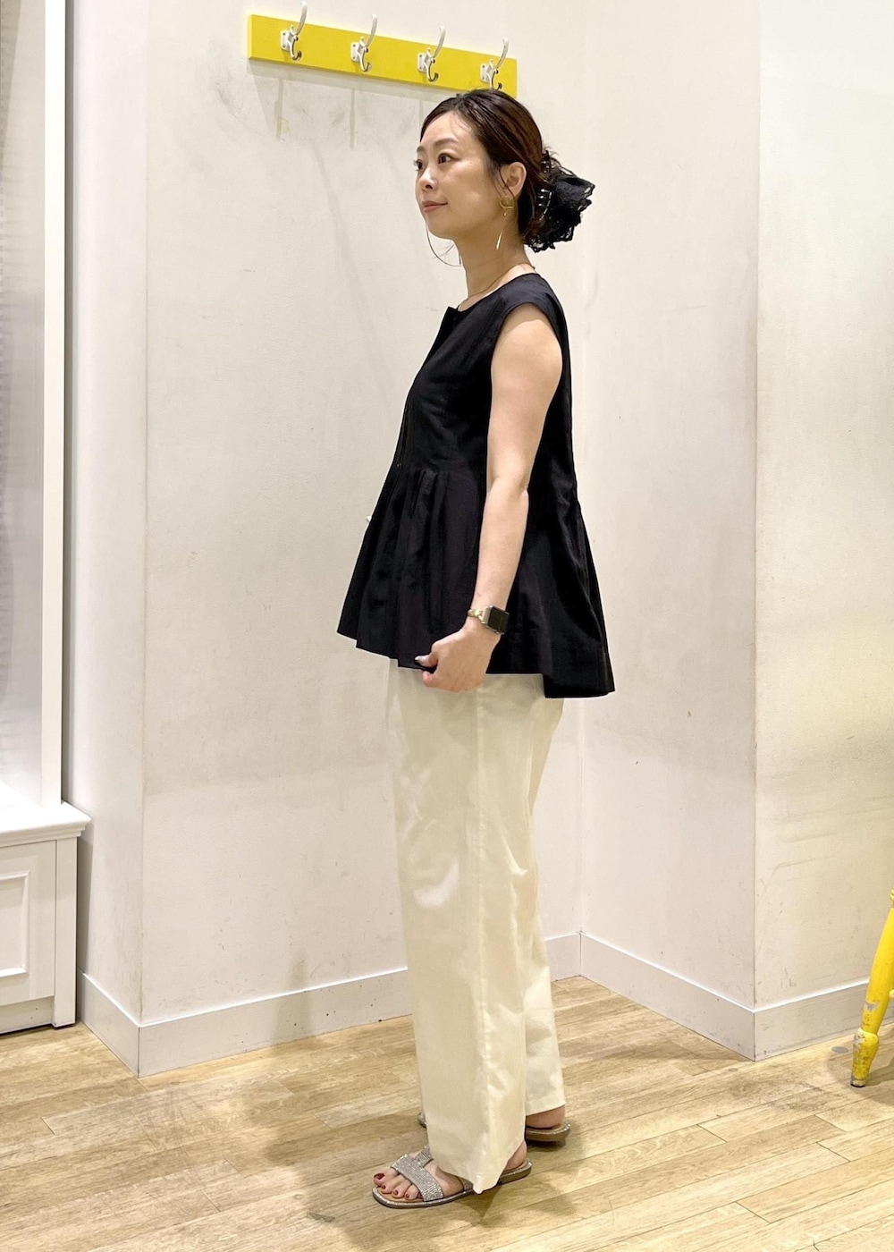 ホワイト系のチノパンツ、ブラック系のシャツ/ブラウスを着用したレディースの夏コーディネートの4枚目の写真