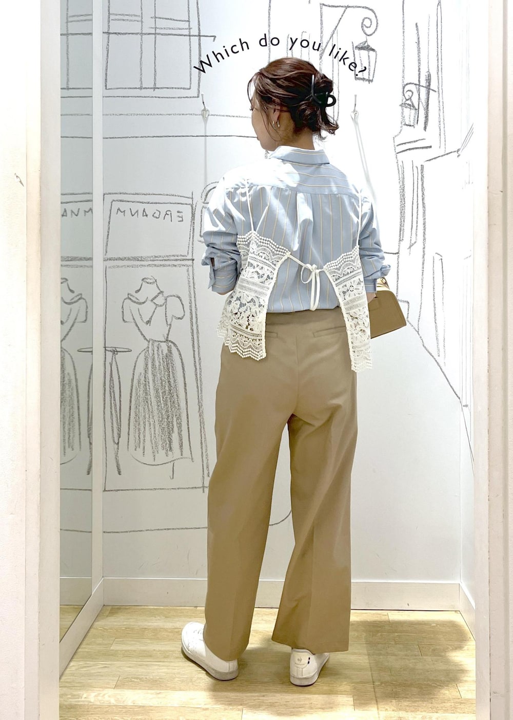 ベージュ系のボストンバッグ、ベージュ系のチノパンツ、ブルー系のシャツ/ブラウスを着用したレディースの春コーディネートの5枚目の写真