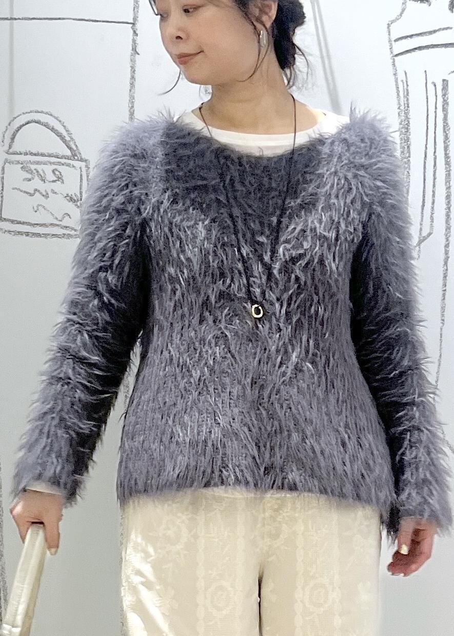 ホワイト系のスニーカー、ホワイト系のTシャツ/カットソー、グレー系のニット/セーターを着用したレディースの冬コーディネートの7枚目の写真