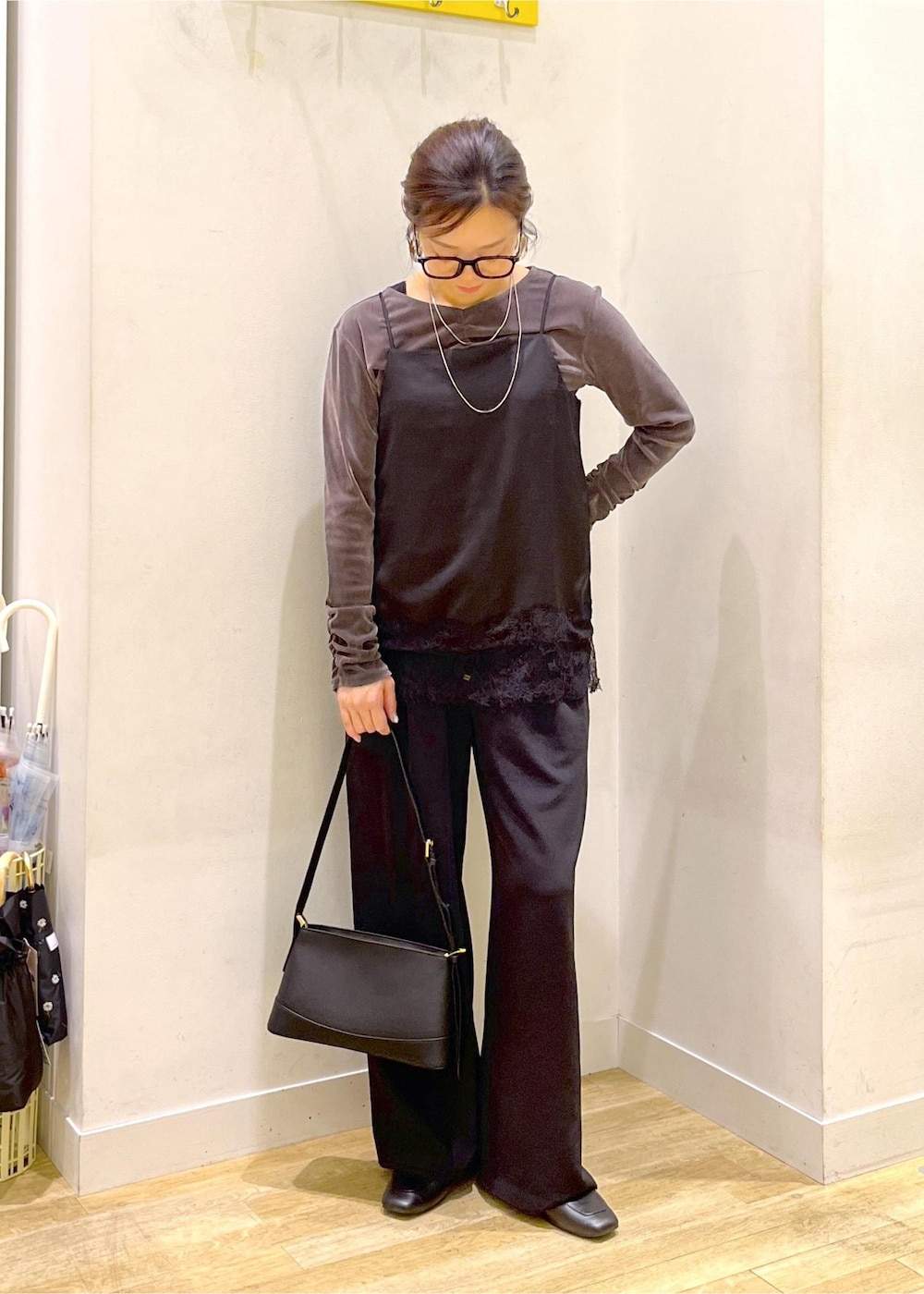 ブラック系のその他パンツ、ブラック系のキャミソール、ブラック系のショルダーバッグを着用したレディースの秋コーディネートの2枚目の写真