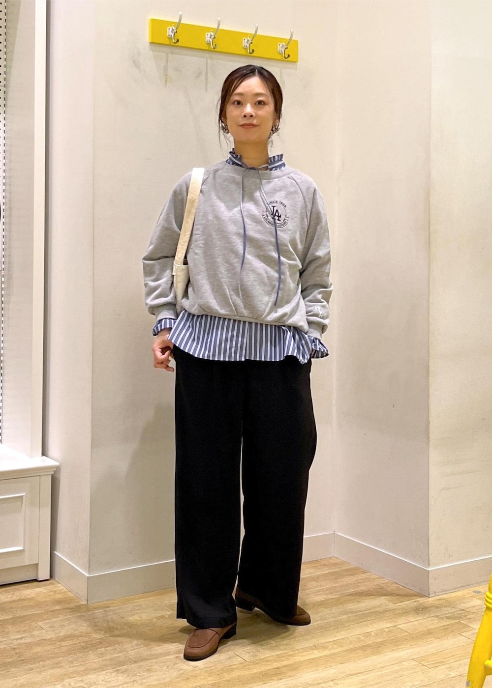 グレー系のスウェット、ブラック系のその他パンツ、ブルー系のシャツ/ブラウスを着用したレディースの秋コーディネートの6枚目の写真