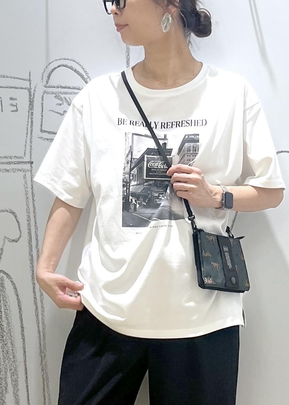 ブラック系のサンダル、ホワイト系のTシャツ/カットソー、ブルー系のその他パンツを着用したレディースの夏コーディネートの7枚目の写真