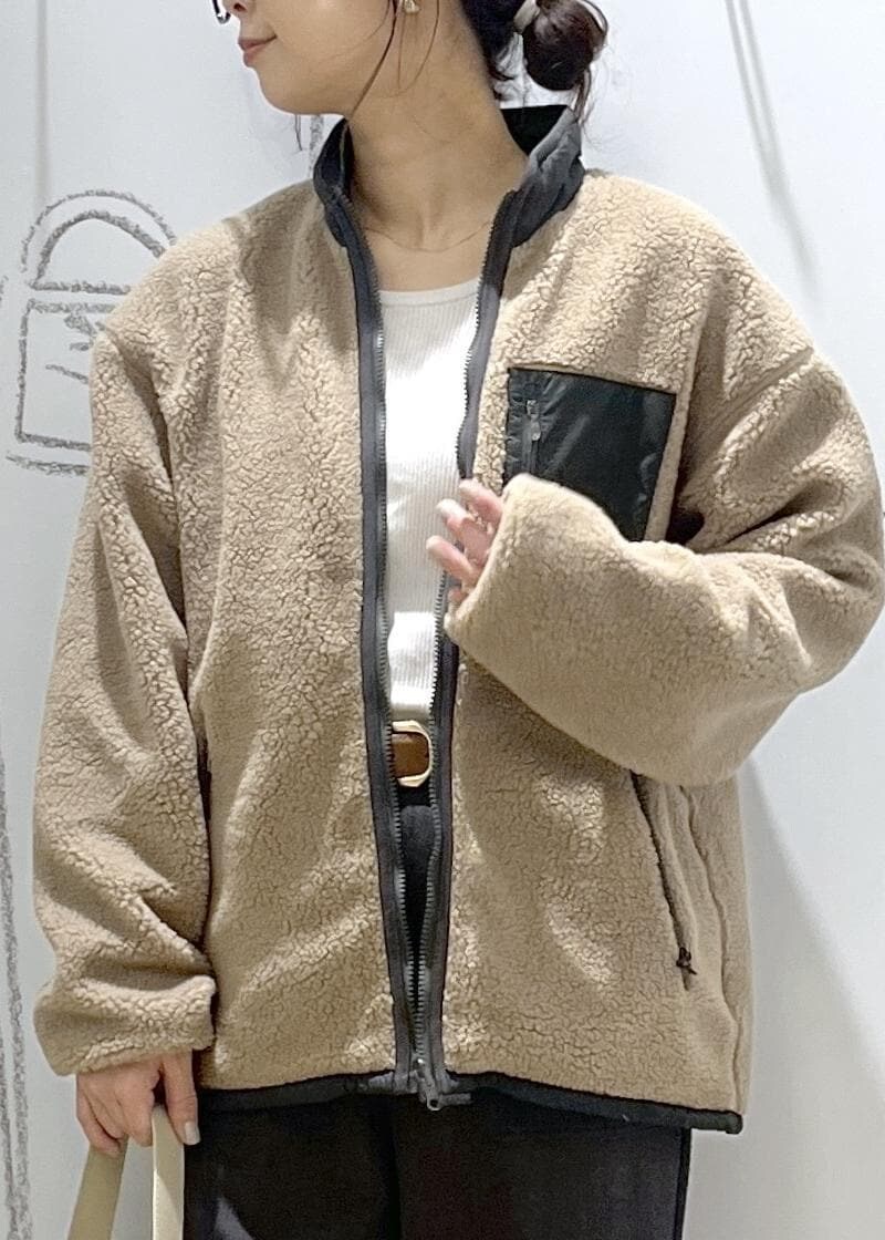 グレー系のその他パンツ、ベージュ系のブルゾンを着用したレディースの秋コーディネートの6枚目の写真