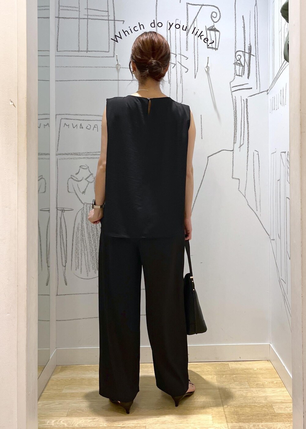 ブラック系のショルダーバッグ、ブラック系のその他パンツ、ブラック系のシャツ/ブラウスを着用したレディースの夏コーディネートの6枚目の写真