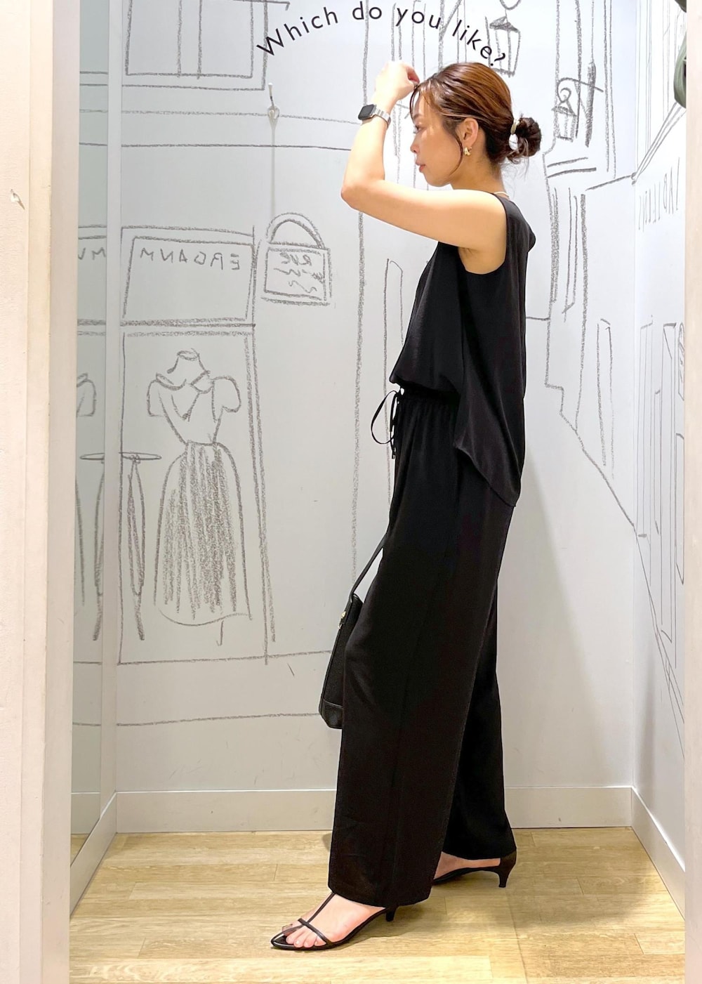 ブラック系のショルダーバッグ、ブラック系のその他パンツ、ブラック系のシャツ/ブラウスを着用したレディースの夏コーディネートの5枚目の写真