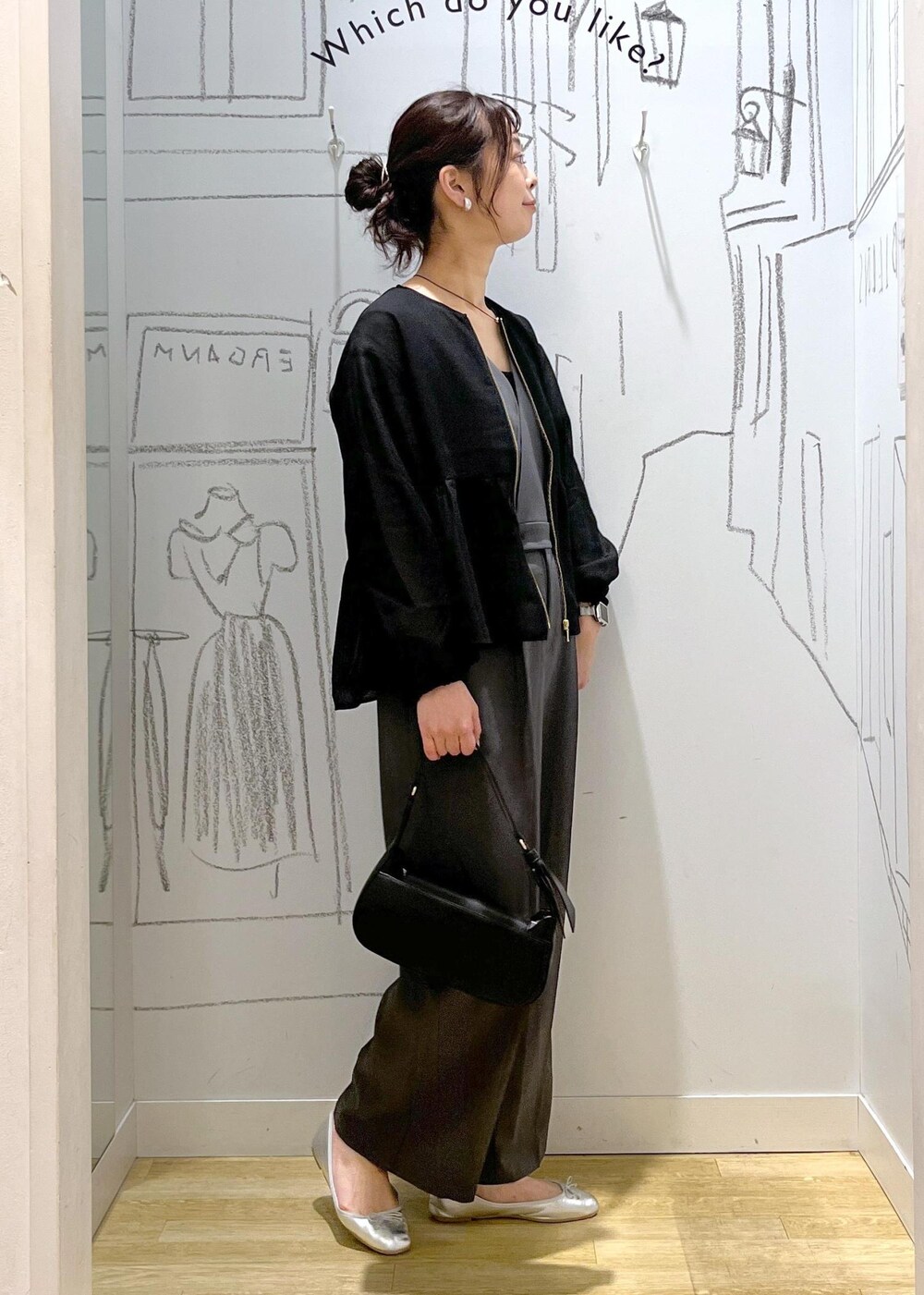 ブラック系のハンドバッグ、シルバー系のバレエシューズ、ブラック系のブルゾンを着用したレディースの春コーディネートの7枚目の写真