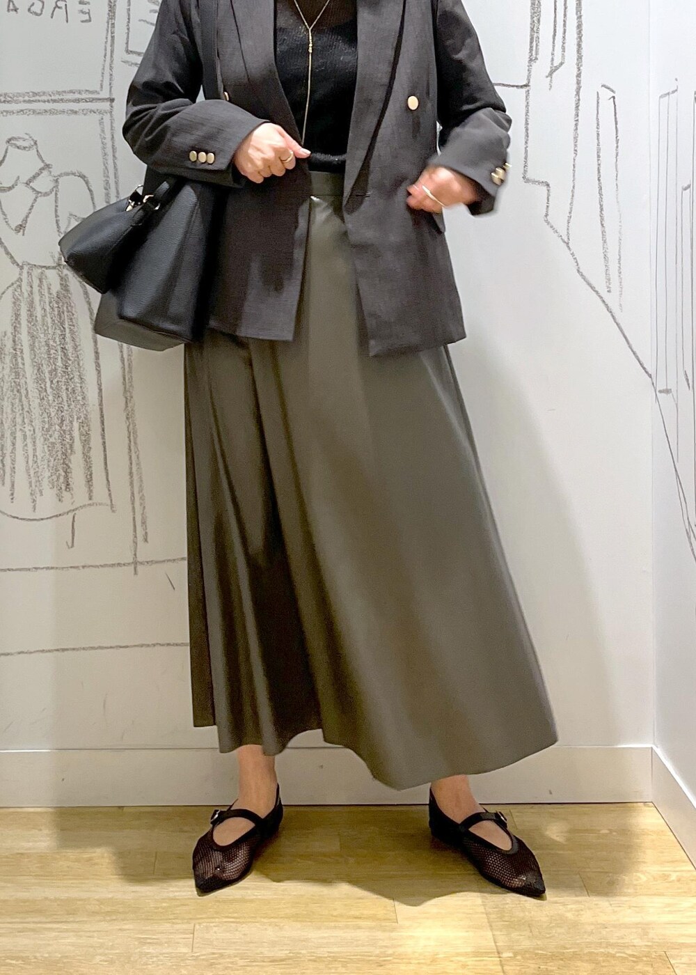 ブラック系のTシャツ/カットソー、ブラック系のショルダーバッグ、ブラック系のテーラードジャケットを着用したレディースの秋コーディネートの7枚目の写真