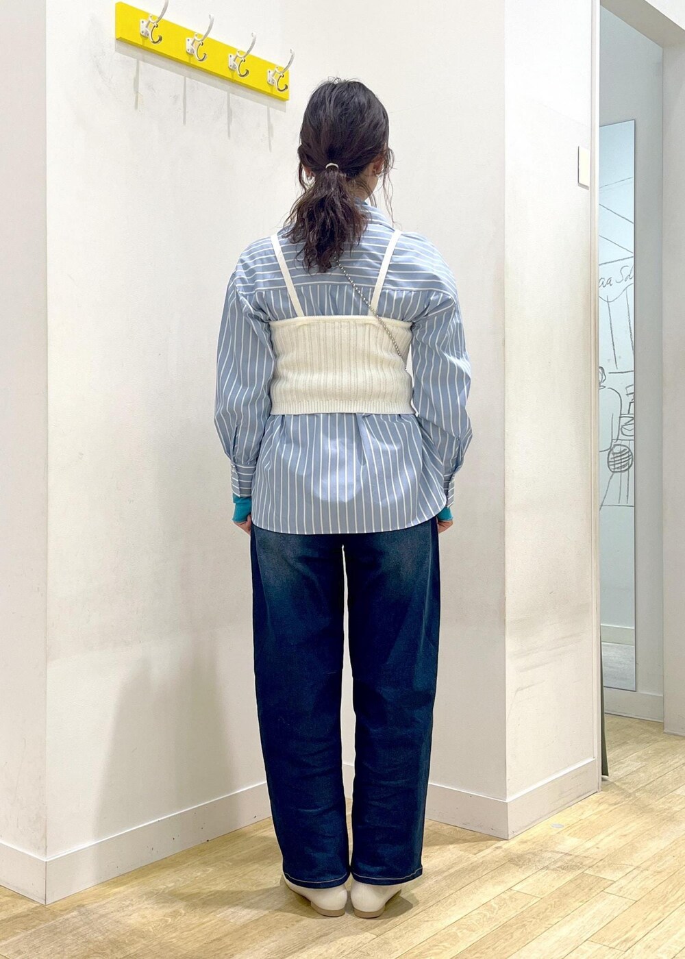 ブルー系のTシャツ/カットソー、ホワイト系のベスト、ブルー系のシャツ/ブラウスを着用したレディースの春コーディネートの5枚目の写真