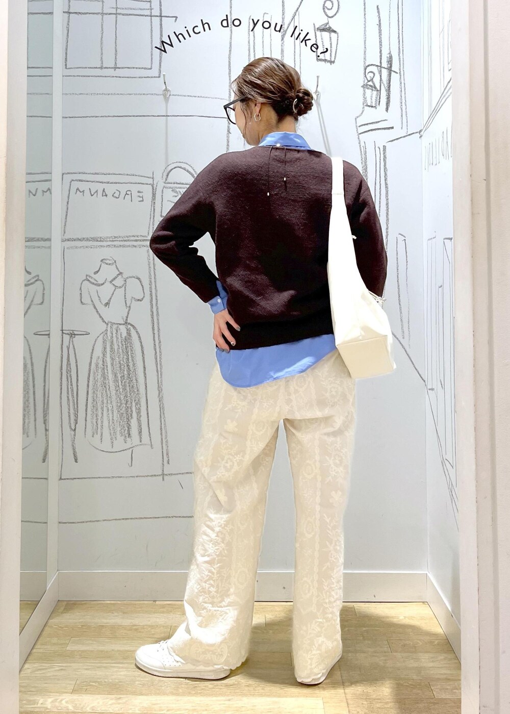 ブラウン系のニット/セーター、ブルー系のシャツ/ブラウス、ホワイト系のその他パンツを着用したレディースの冬コーディネートの3枚目の写真