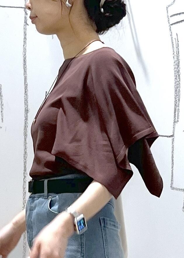 ホワイト系のトートバッグ、ブルー系のデニムパンツ、ブラウン系のニット/セーターを着用したレディースの春コーディネートの7枚目の写真