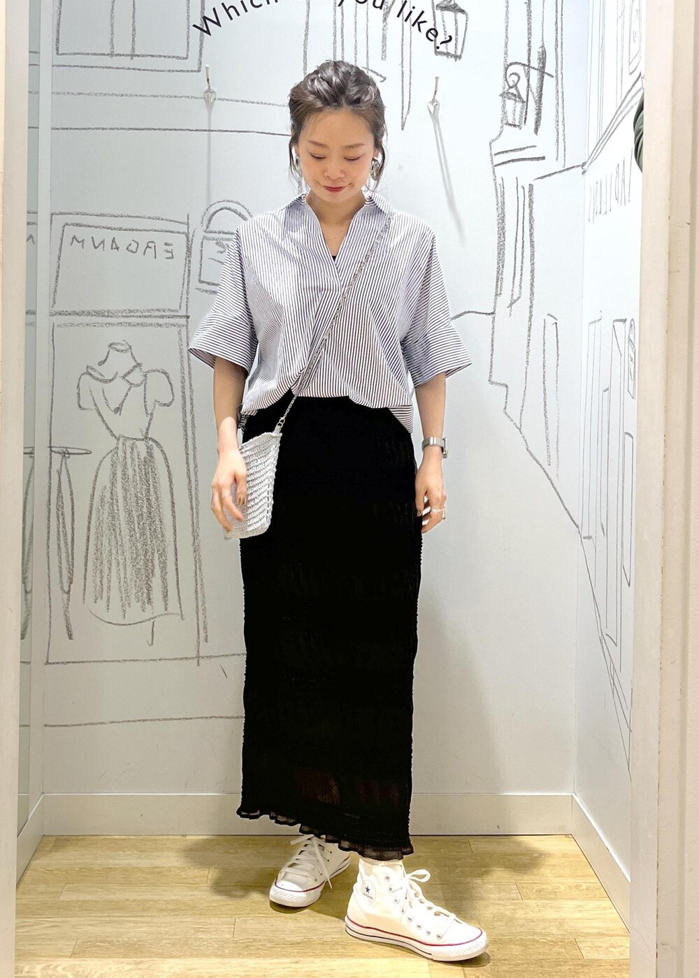 グレー系のスカート、ブルー系のシャツ/ブラウスを着用したレディースの夏コーディネートの2枚目の写真