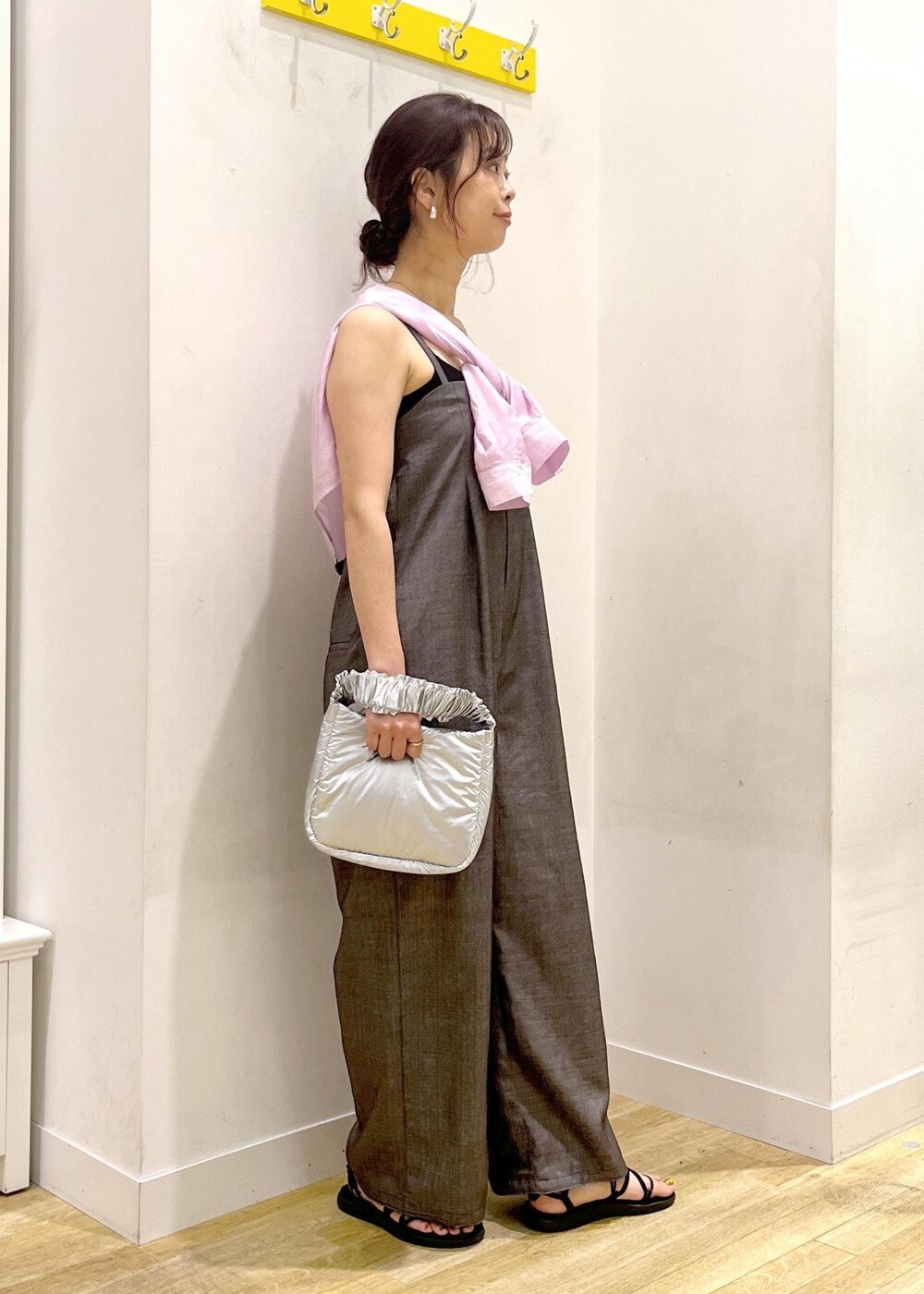 シルバー系のショルダーバッグ、ピンク系のシャツ/ブラウス、グレー系のつなぎ/オールインワンを着用したレディースの夏コーディネートの5枚目の写真