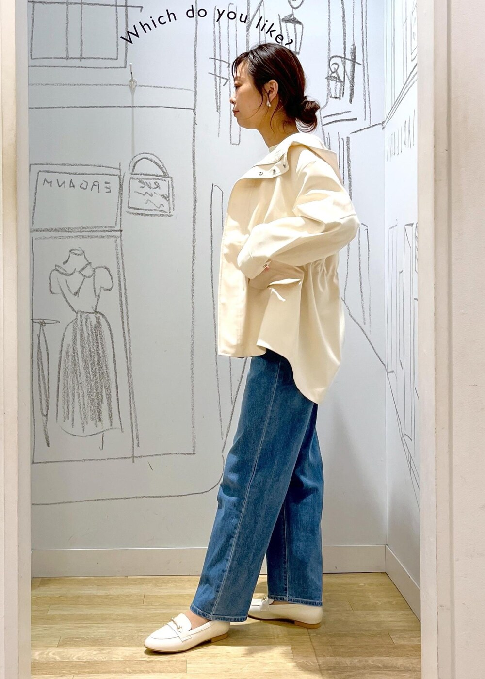 ホワイト系のマウンテンパーカー、シルバー系のショルダーバッグ、ブルー系のデニムパンツを着用したレディースの冬コーディネートの7枚目の写真