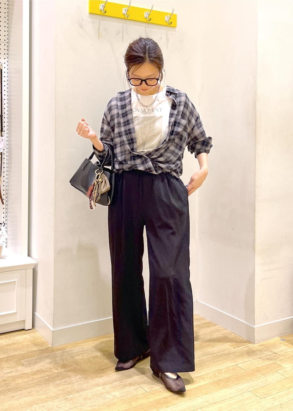 ブラック系のその他パンツ、ブラック系のトートバッグ、ブラック系のシャツ/ブラウスを着用したレディースの秋コーディネートの6枚目の写真