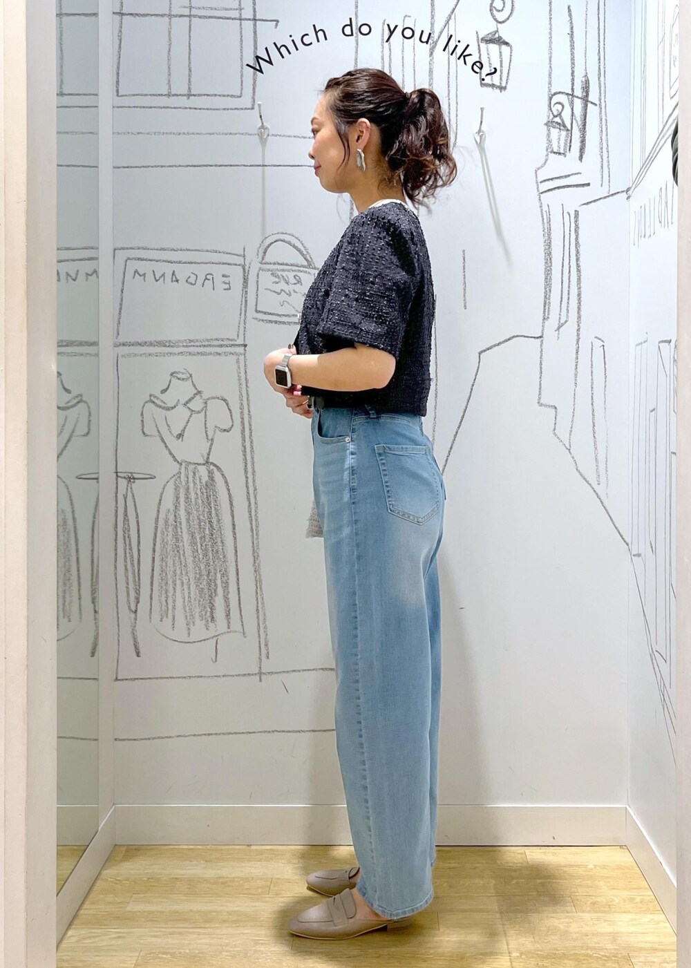 ブルー系のデニムパンツ、ホワイト系のニット/セーター、グレー系のノーカラージャケットを着用したレディースの夏コーディネートの6枚目の写真