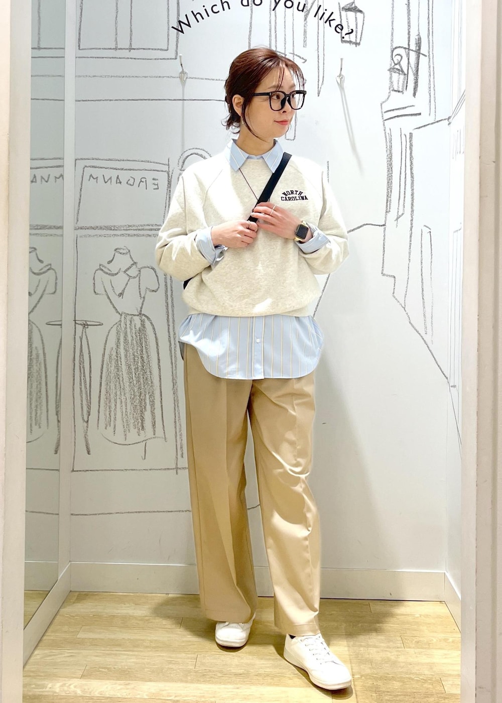 ホワイト系のスウェット、ベージュ系のチノパンツ、ブルー系のシャツ/ブラウスを着用したレディースの春コーディネートの6枚目の写真