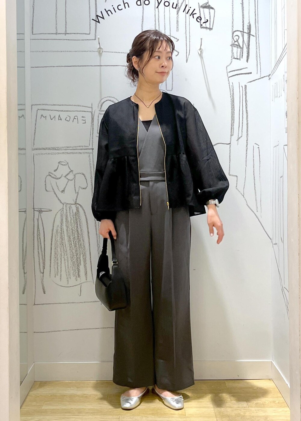 ブラック系のハンドバッグ、シルバー系のバレエシューズ、ブラック系のブルゾンを着用したレディースの春コーディネートの5枚目の写真