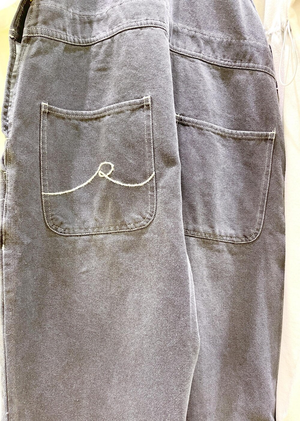 レッド系のトートバッグ、ホワイト系のシャツ/ブラウス、ブラック系のサロペット/オーバーオールを着用したレディースの秋コーディネートの5枚目の写真