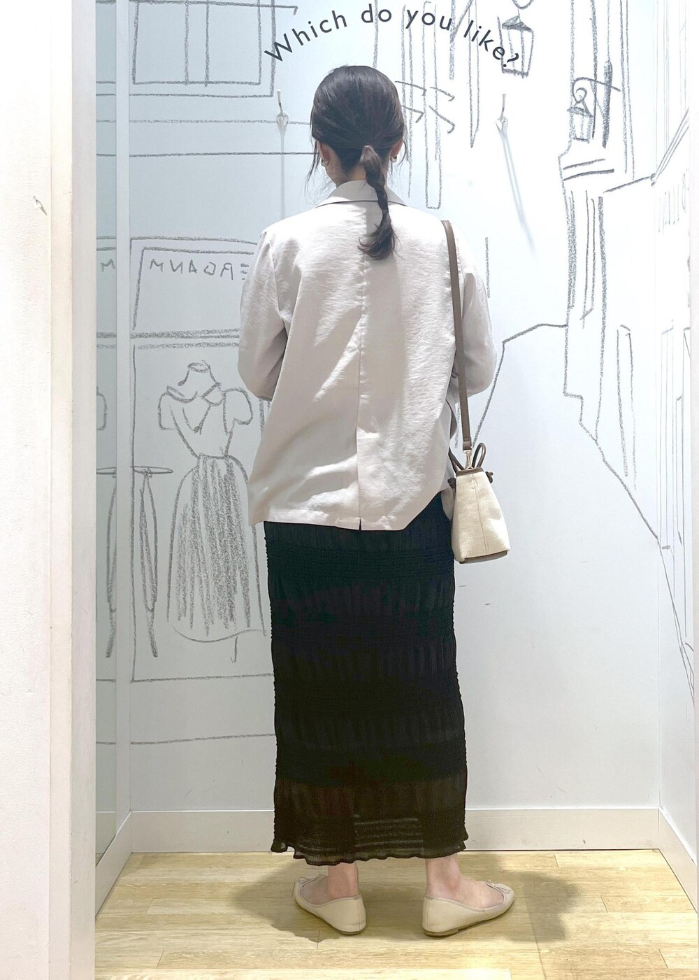 ホワイト系のバレエシューズ、ベージュ系のテーラードジャケット、グレー系のスカートを着用したレディースの春コーディネートの6枚目の写真