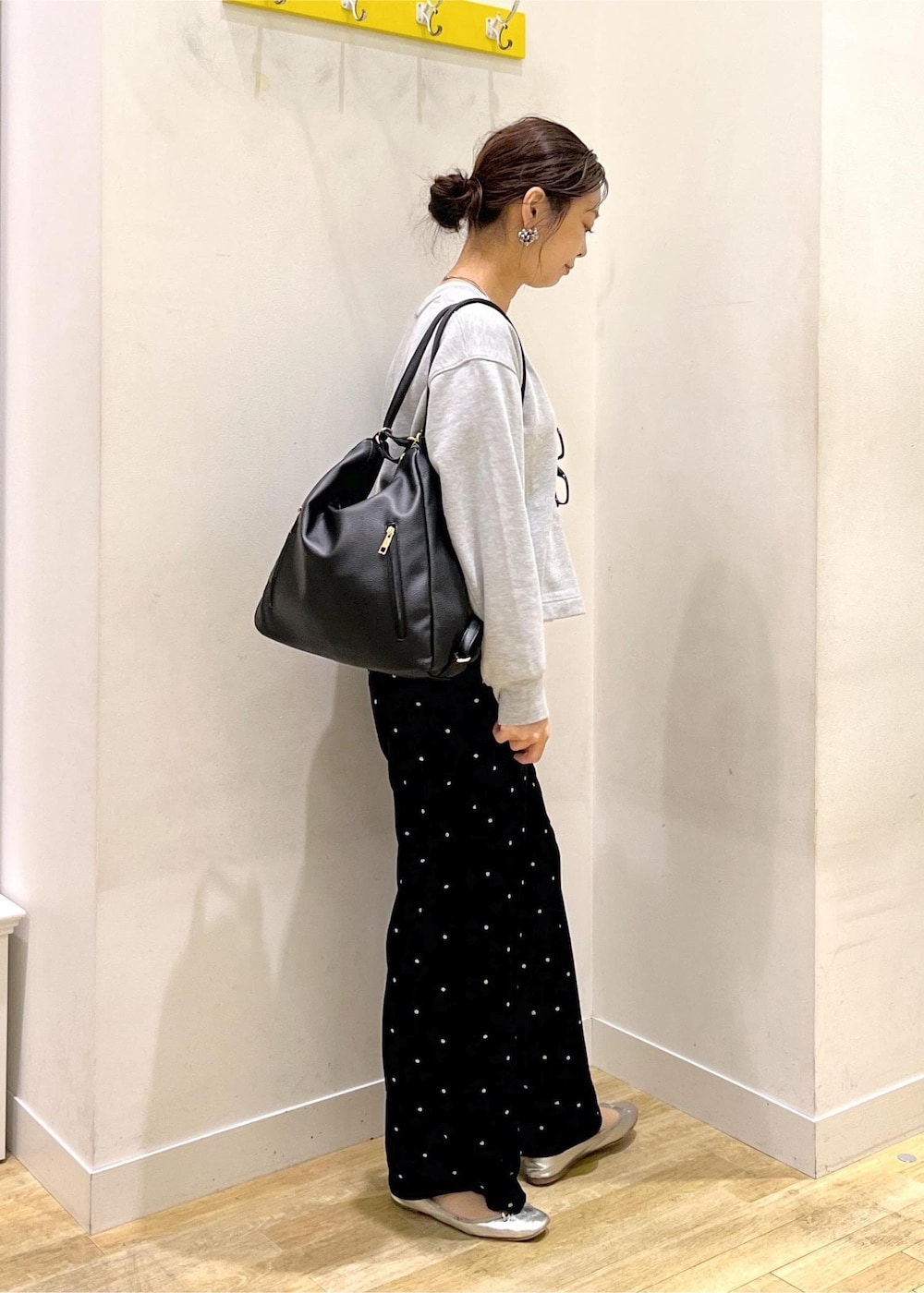 グレー系のスウェット、ブラック系のビジネスバッグ、ブラック系のその他パンツを着用したレディースの秋コーディネートの6枚目の写真
