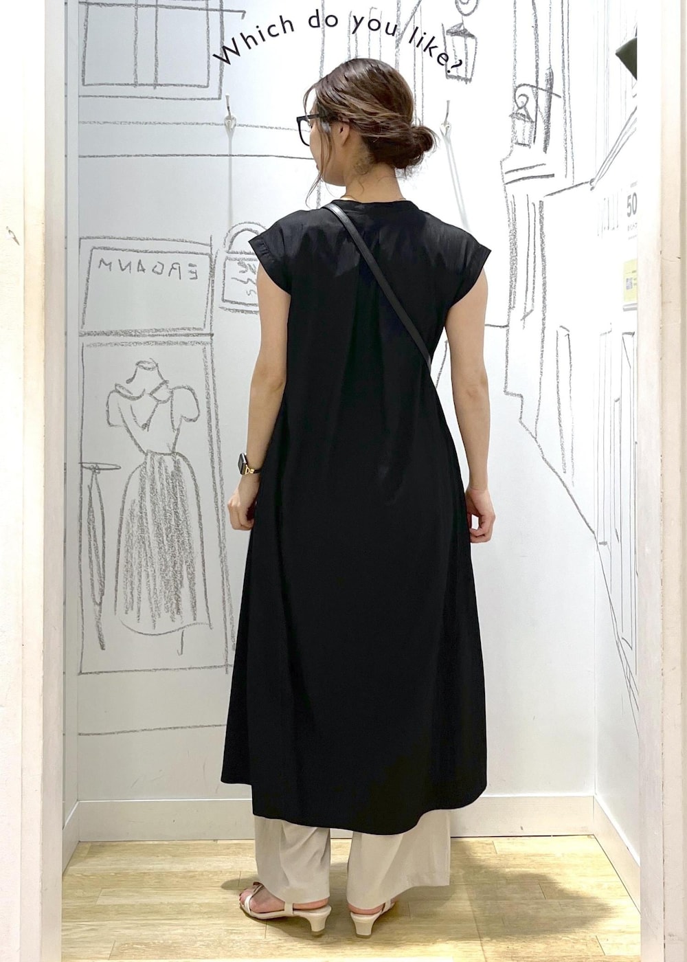 ホワイト系のサンダル、ベージュ系のその他パンツ、ブラック系のハンドバッグを着用したレディースの夏コーディネートの4枚目の写真
