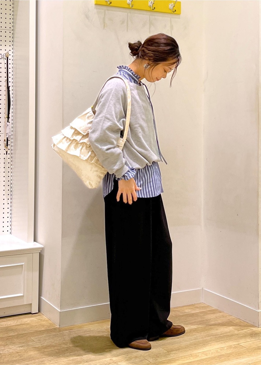 グレー系のスウェット、ブラック系のその他パンツ、ブルー系のシャツ/ブラウスを着用したレディースの秋コーディネートの2枚目の写真