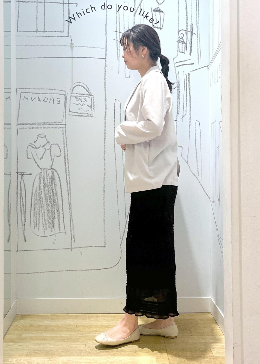 ホワイト系のバレエシューズ、ベージュ系のテーラードジャケット、グレー系のスカートを着用したレディースの春コーディネートの4枚目の写真