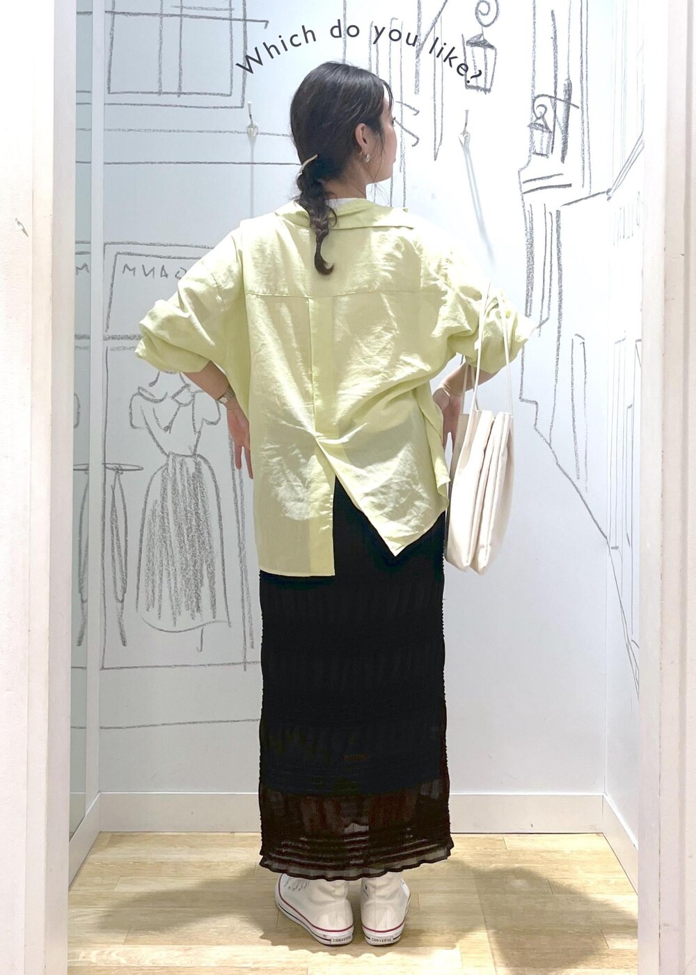 イエロー系のシャツ/ブラウス、ホワイト系のトートバッグ、グレー系のスカートを着用したレディースの春コーディネートの3枚目の写真