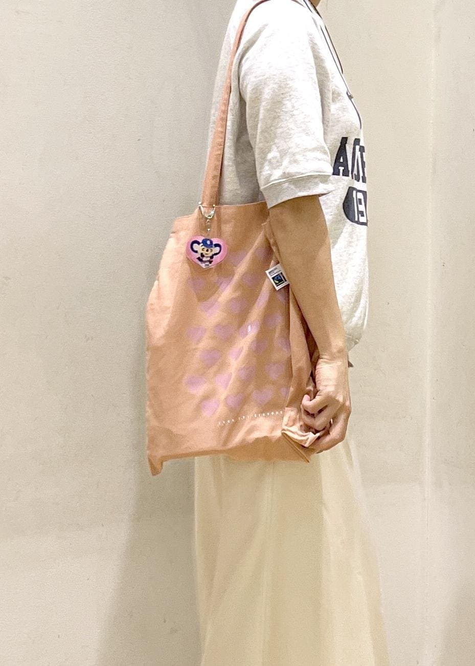 ホワイト系のスカート、グレー系のTシャツ/カットソー、ホワイト系のスニーカーを着用したレディースの夏コーディネートの8枚目の写真