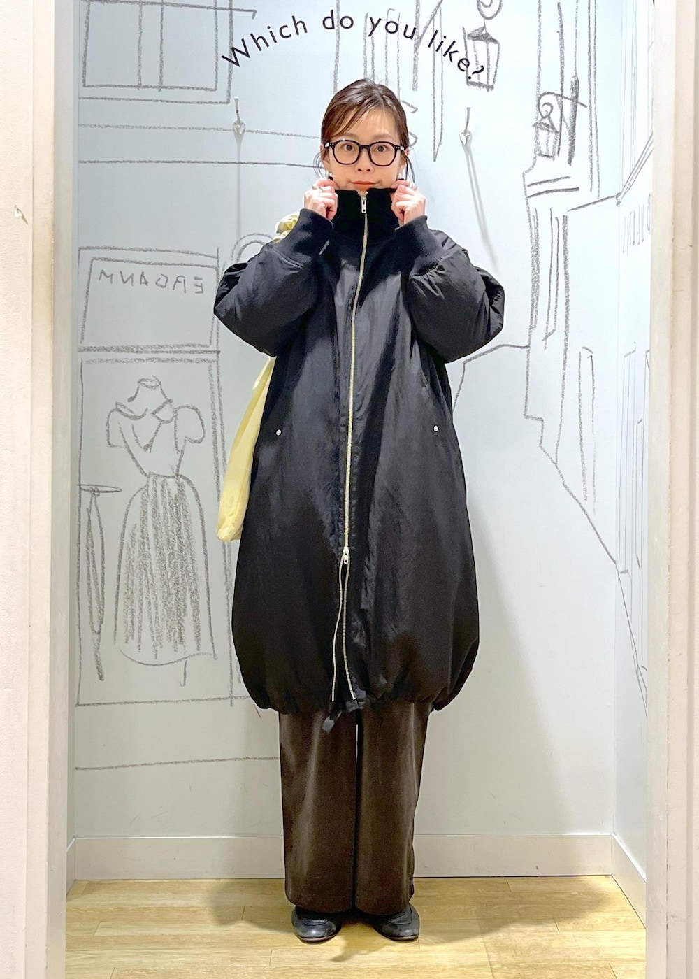 グレー系のその他パンツ、イエロー系のショルダーバッグ、ブラック系のその他アウターを着用したレディースの冬コーディネートの7枚目の写真