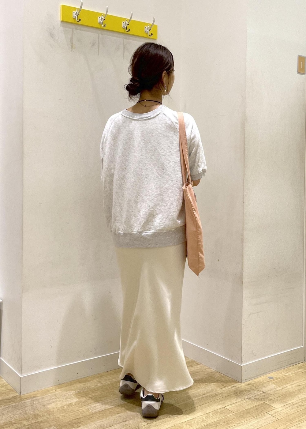 ホワイト系のスカート、グレー系のTシャツ/カットソー、ホワイト系のスニーカーを着用したレディースの夏コーディネートの5枚目の写真