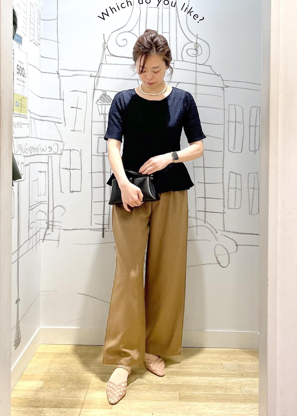 ピンク系のサンダル、イエロー系のその他パンツ、ブラック系のショルダーバッグを着用したレディースの春コーディネートの2枚目の写真