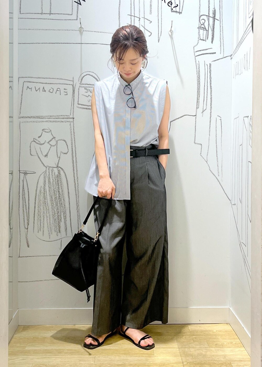 ブラック系のショルダーバッグ、ブルー系のシャツ/ブラウス、ブラック系のその他パンツを着用したレディースの夏コーディネートの2枚目の写真