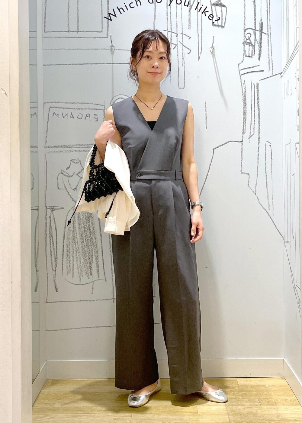 シルバー系のバレエシューズ、ブラック系のハンドバッグを着用したレディースの春コーディネートの3枚目の写真