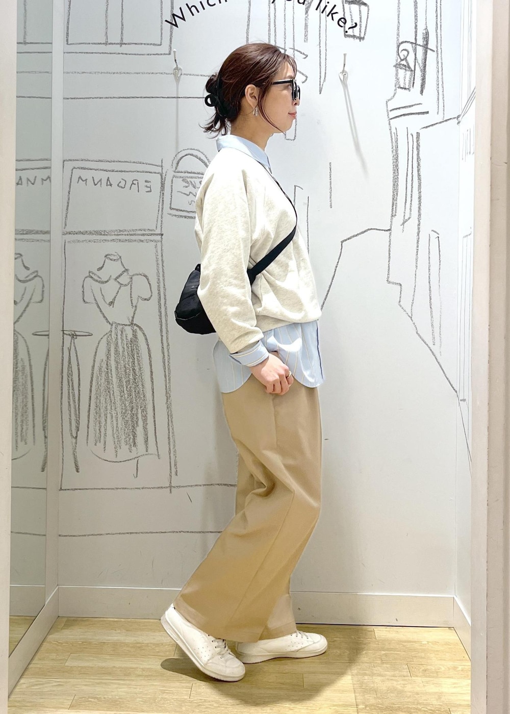 ホワイト系のスウェット、ベージュ系のチノパンツ、ブルー系のシャツ/ブラウスを着用したレディースの春コーディネートの3枚目の写真