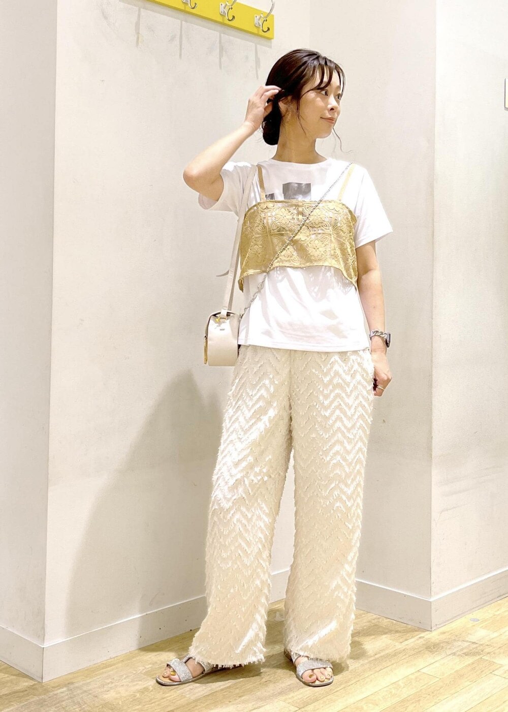 ホワイト系のTシャツ/カットソー、イエロー系のキャミソール、ベージュ系のその他パンツを着用したレディースの秋コーディネートの2枚目の写真