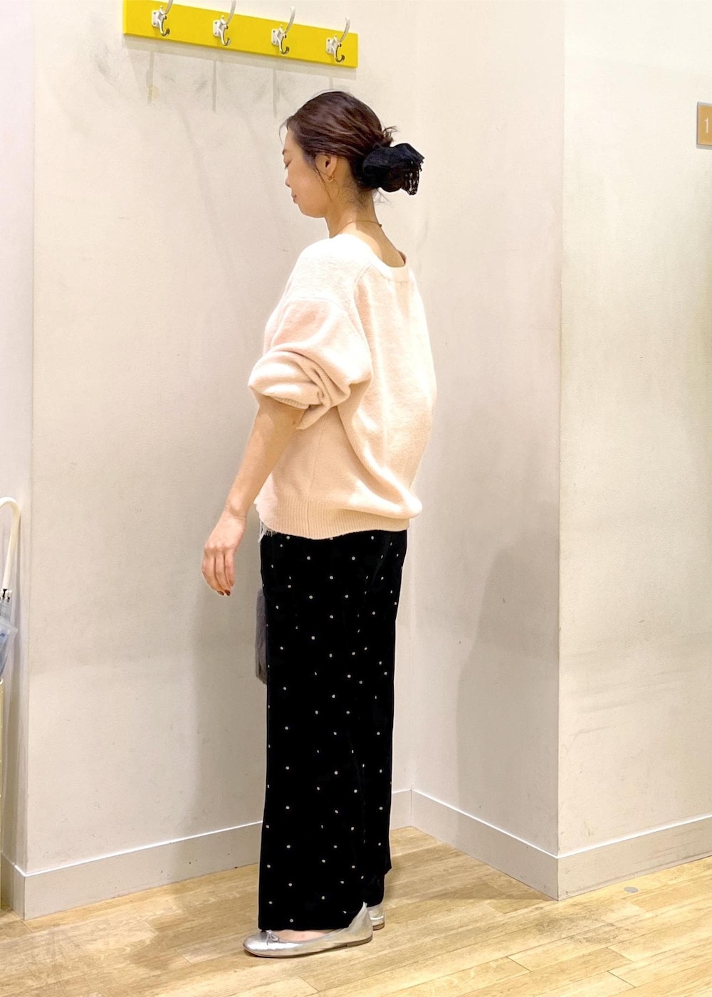 ピンク系のカーディガン/ボレロ、グレー系のトートバッグ、ブラック系のその他パンツを着用したレディースの秋コーディネートの5枚目の写真