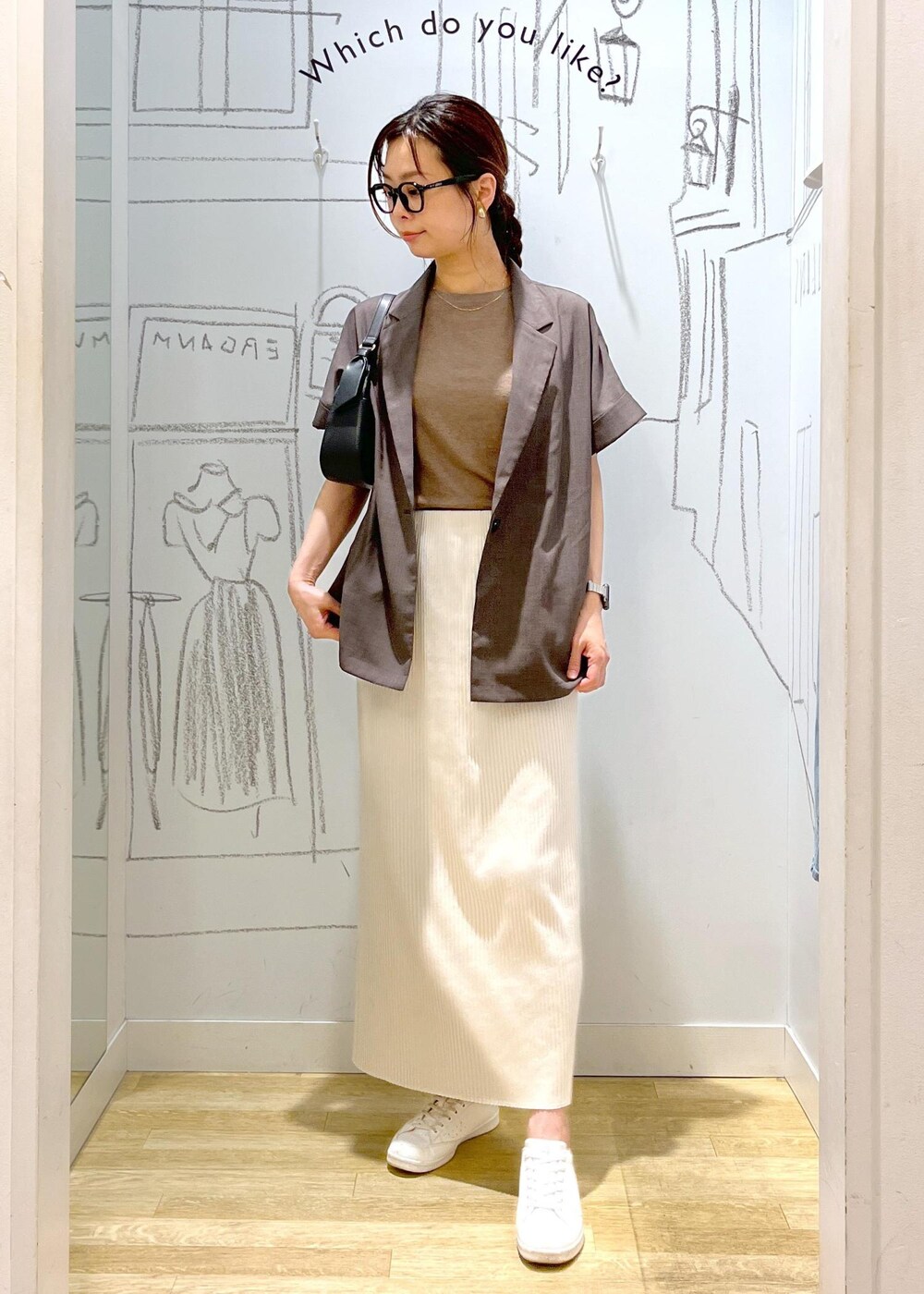 ブラック系のハンドバッグ、ブラウン系のテーラードジャケット、その他のニット/セーターを着用したレディースの夏コーディネートの3枚目の写真