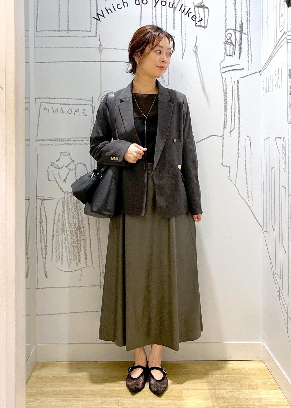 ブラック系のTシャツ/カットソー、ブラック系のショルダーバッグ、ブラック系のテーラードジャケットを着用したレディースの秋コーディネートの2枚目の写真