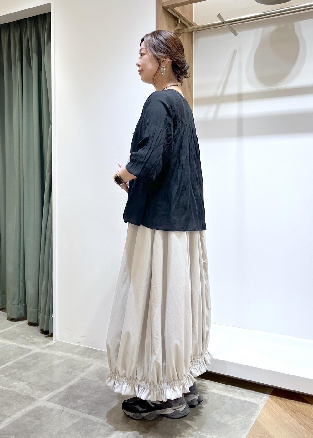 ブラック系のシャツ/ブラウス、グレー系のワンピース、ブラック系のショルダーバッグを着用したレディースの春コーディネートの5枚目の写真