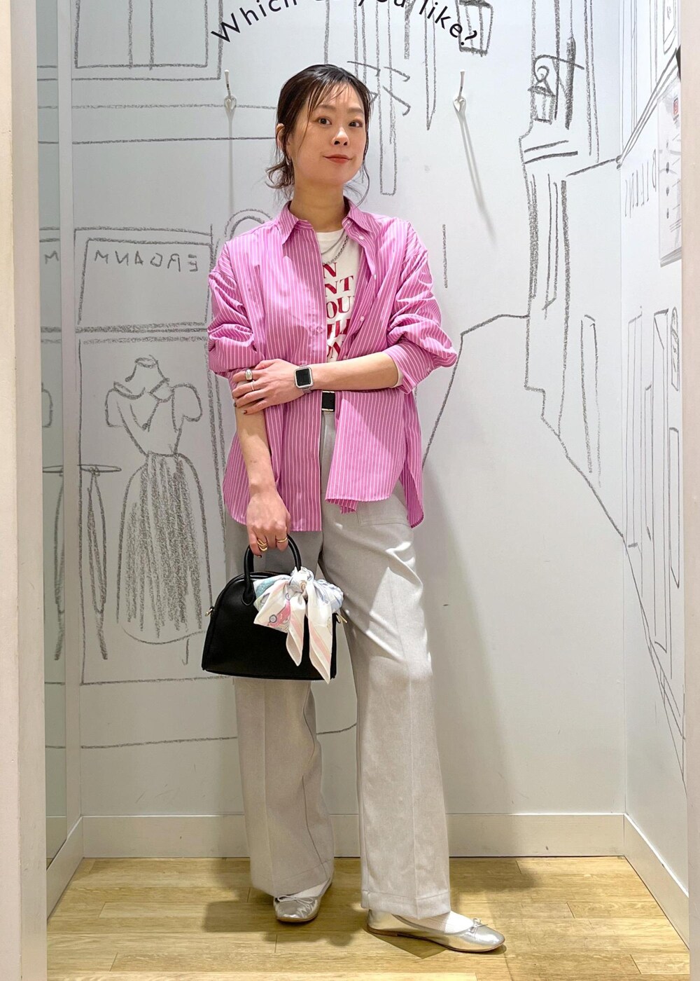 ピンク系のシャツ/ブラウス、グレー系のその他パンツ、シルバー系のバレエシューズを着用したレディースの春コーディネートの3枚目の写真