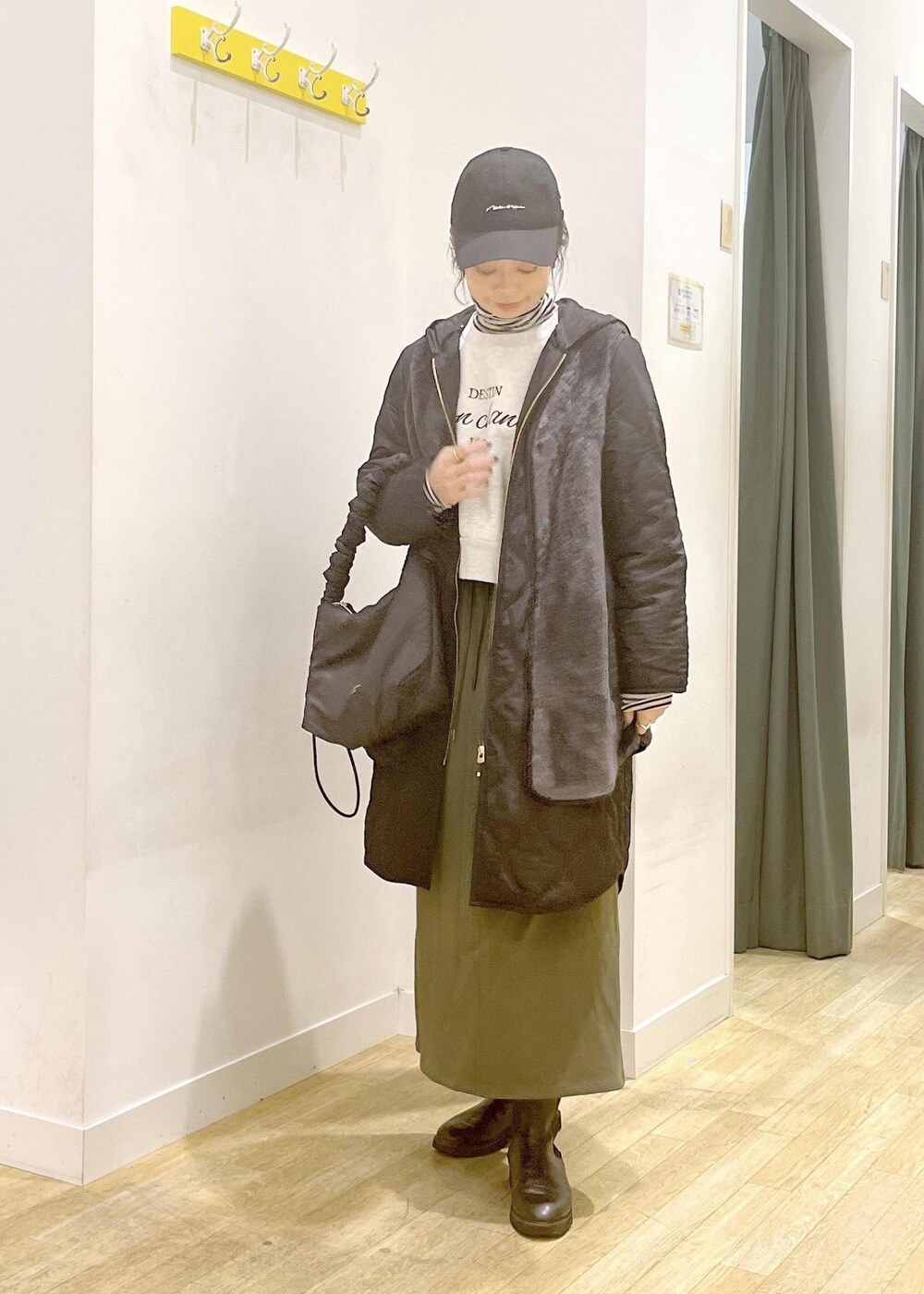 ホワイト系のTシャツ/カットソー、ベージュ系のボディバッグ/ウエストポーチ、ブラック系のその他アウターを着用したレディースの冬コーディネートの4枚目の写真