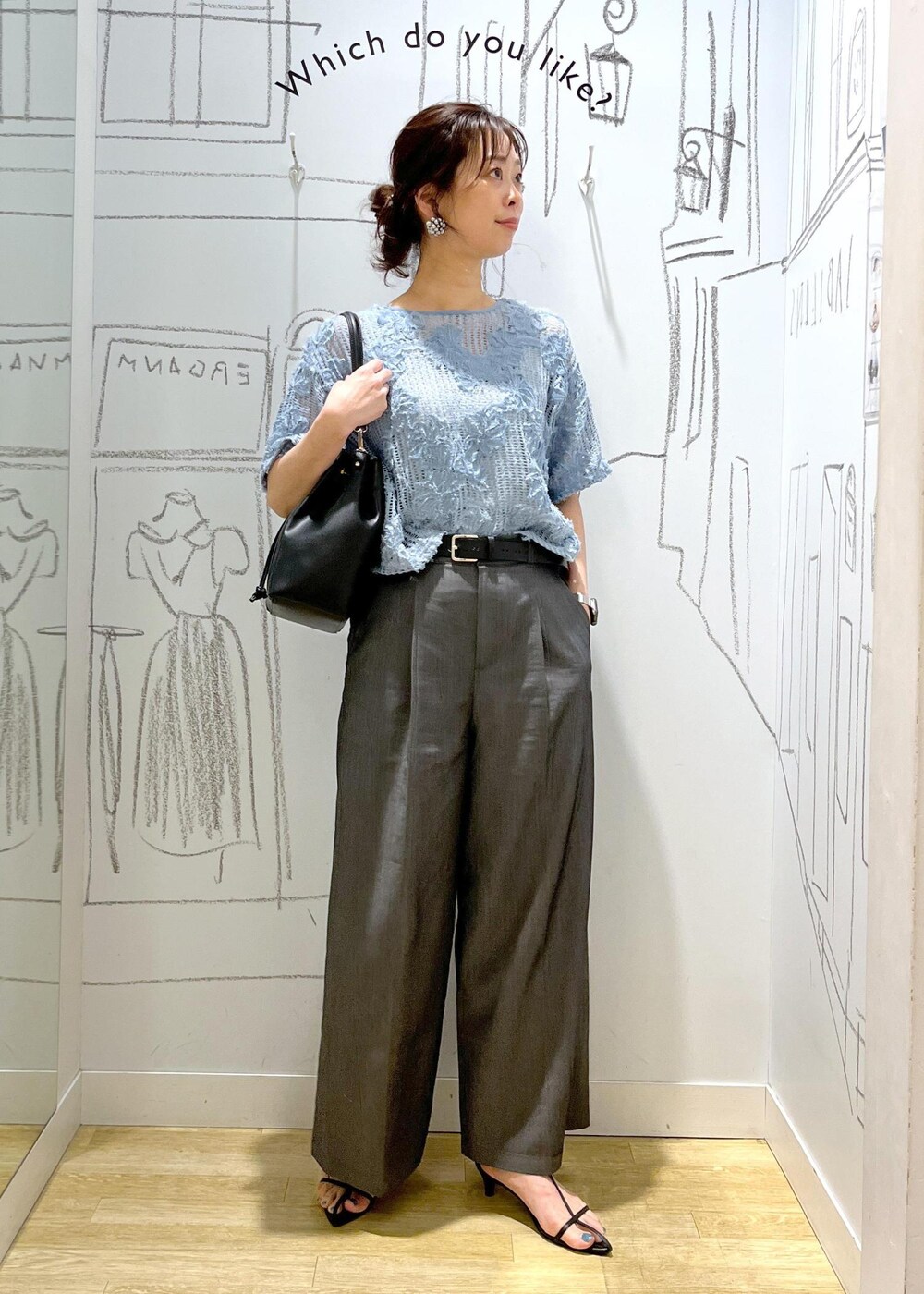 ブラック系のショルダーバッグ、ブルー系のTシャツ/カットソー、ブラック系のその他パンツを着用したレディースの夏コーディネートの3枚目の写真