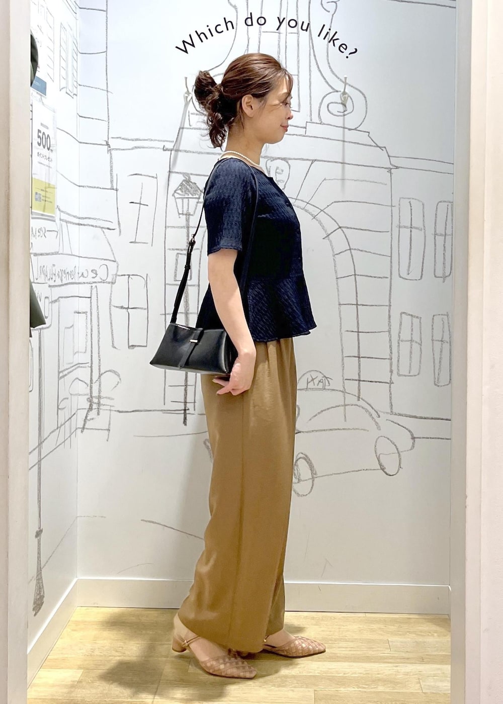 ピンク系のサンダル、イエロー系のその他パンツ、ブラック系のショルダーバッグを着用したレディースの春コーディネートの6枚目の写真