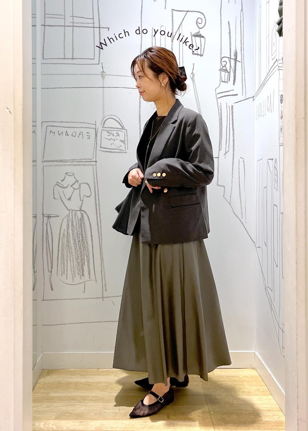 ブラック系のTシャツ/カットソー、ブラック系のショルダーバッグ、ブラック系のテーラードジャケットを着用したレディースの秋コーディネートの6枚目の写真