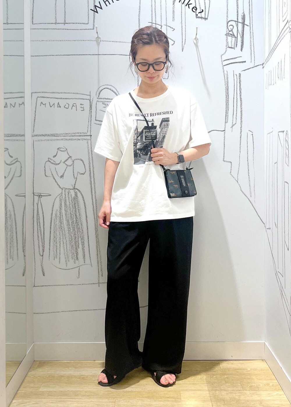 ブラック系のサンダル、ホワイト系のTシャツ/カットソー、ブルー系のその他パンツを着用したレディースの夏コーディネートの3枚目の写真