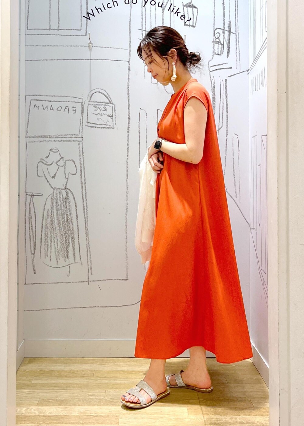 ブラウン系のトートバッグ、オレンジ系のワンピースを着用したレディースの夏コーディネートの6枚目の写真