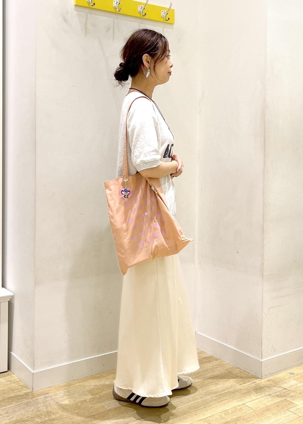 ホワイト系のスカート、グレー系のTシャツ/カットソー、ホワイト系のスニーカーを着用したレディースの夏コーディネートの7枚目の写真