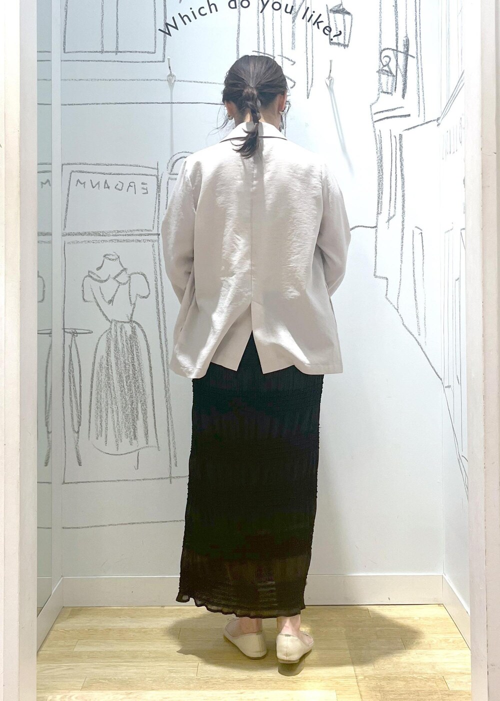 ホワイト系のバレエシューズ、ベージュ系のテーラードジャケット、グレー系のスカートを着用したレディースの春コーディネートの5枚目の写真